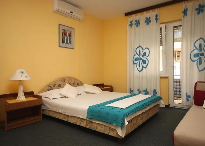 And With Parking Space - 6834 Макарска